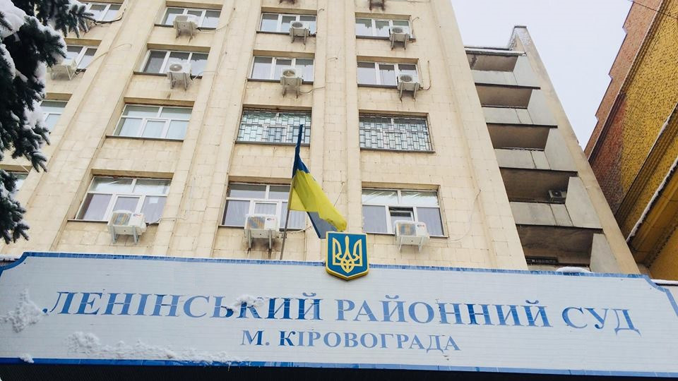 Адвокат заблокував нарадчу кімнату судді, а потім спробував туди прорватися