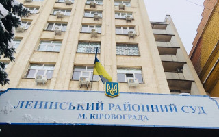 Адвокат заблокував нарадчу кімнату судді, а потім спробував туди прорватися