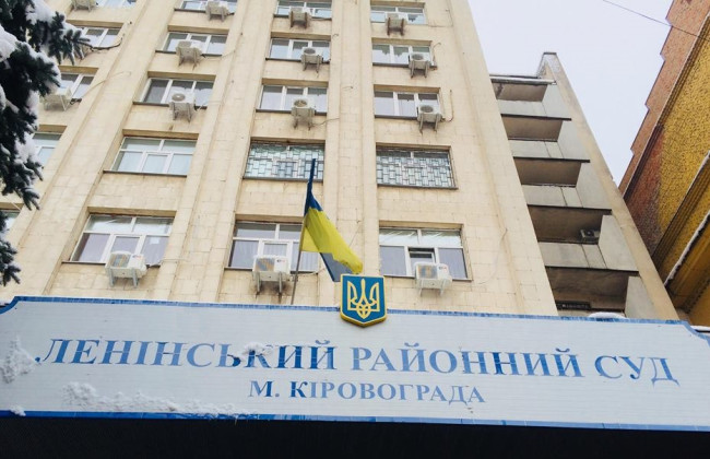 Адвокат заблокировал совещательную комнату судьи, а затем попытался туда прорваться