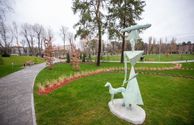 В Днепровском районе Киева появился новый сквер: фото
