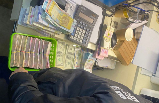 В Киеве разоблачили сеть пунктов обмена валют с фальшивыми долларами