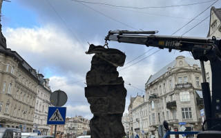 У Львові демонтували барельєф радянському пролетаріату, фото