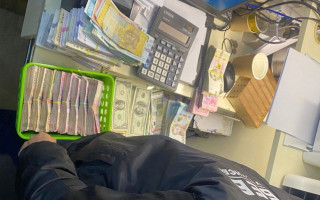 У Києві викрили мережу пунктів обміну валют з фальшивими доларами