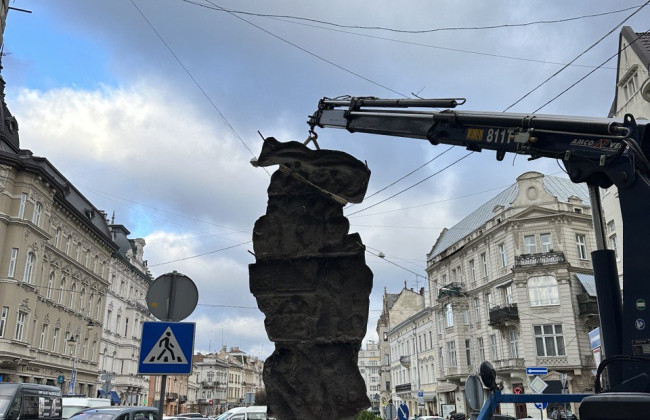 Во Львове демонтировали барельеф советскому пролетариату, фото