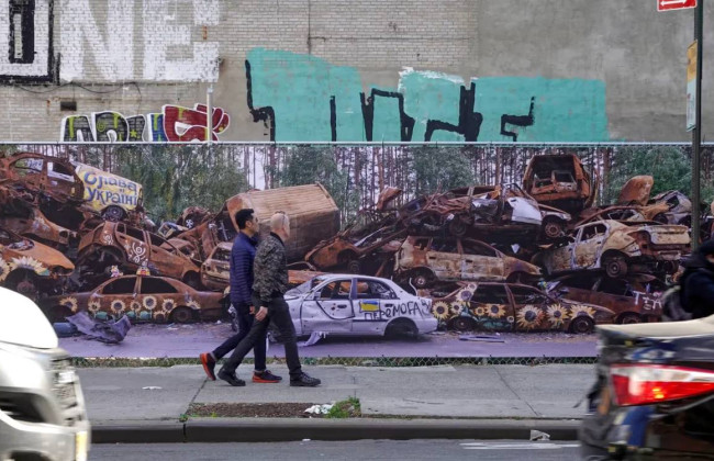 В Нью-Йорке вывесили 20-метровую фотографию кладбища авто в Ирпене
