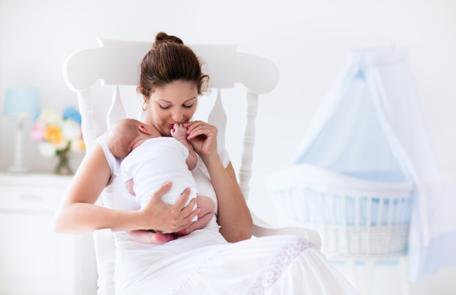 Нужно ли оплачивать работнице больничные по уходу за ребенком во время отпуска