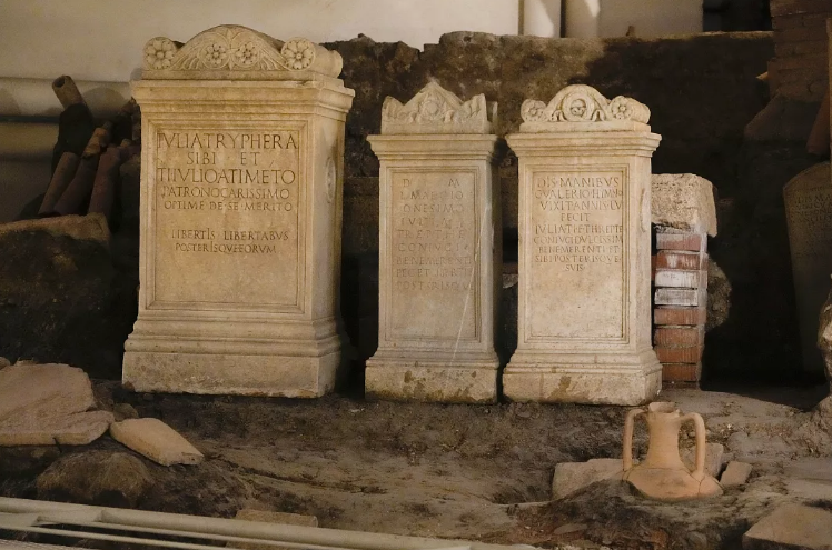 У Ватикані уперше пустили туристів до давньоримського некрополя, відомого як «місто мертвих», фото