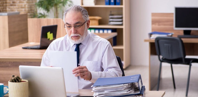 Работник достиг пенсионного возраста: может ли работодатель его уволить