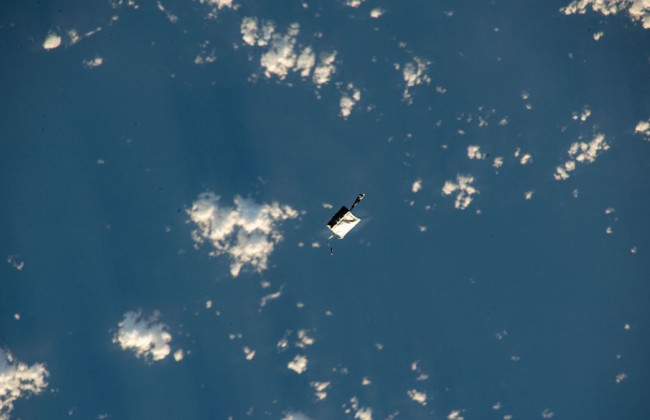 Астронавты потеряли сумку в космосе: теперь она летает над Землей