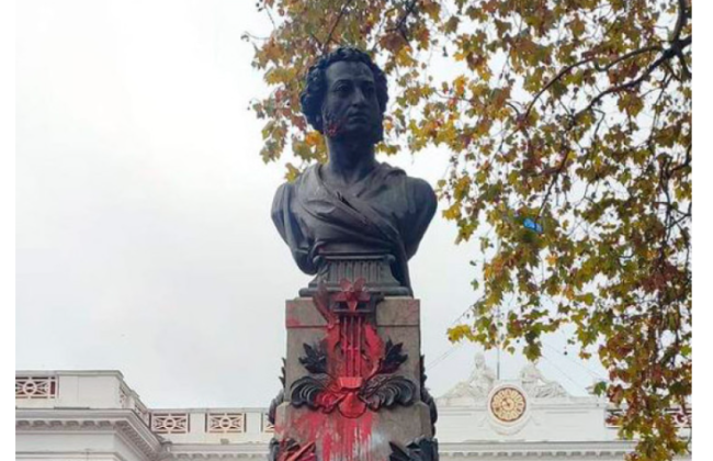 В Одессе памятник Пушкину облили красной краской