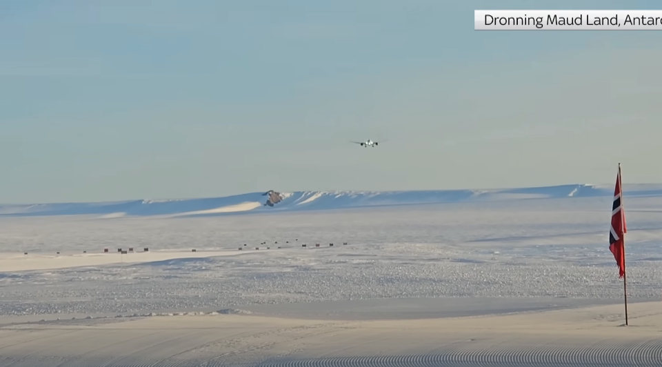 В Антарктиді вперше приземлився пасажирський Boeing 787, відео