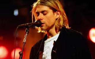 Гитару фронтмена группы Nirvana Курта Кобейна продали на аукционе почти за $1,6 млн