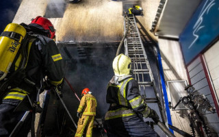У Києві спалахнула пожежа на СТО: із вогню врятували чоловіка, фото