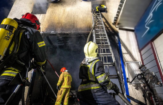 В Киеве загорелся пожар на СТО: из огня спасли мужчину, фото