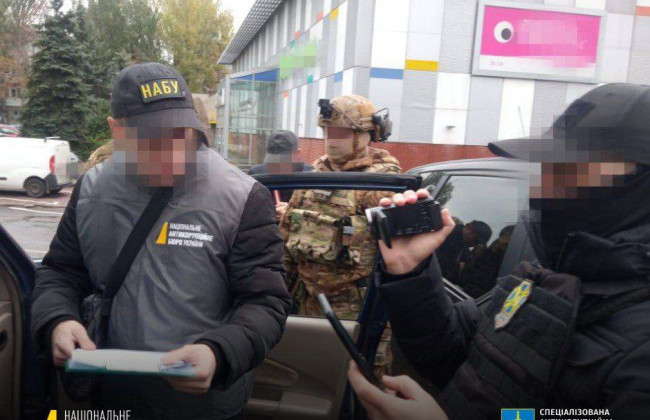 В Одессе бизнесмен пытался дать взятку в 200 тысяч гривен военному командующему, — НАБУ