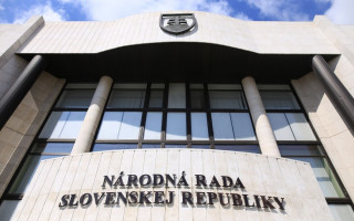 Парламент Словакии поддержал план правительства Фицо о прекращении военной помощи Украине
