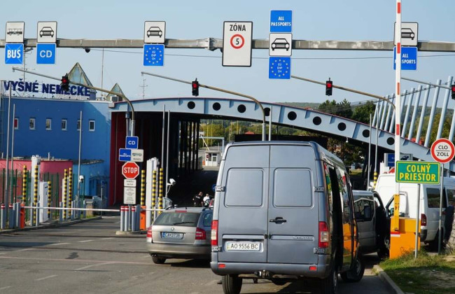 На границе с Украиной словацкие перевозчики заблокировали пункт пропуска: что известно