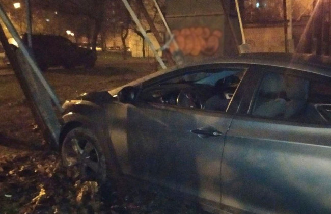 В Киеве водитель убегала от полицейских вероятно под наркотиками и совершила ДТП