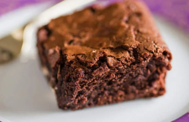 Повар перед уходом на пенсию испекла для коллег «космический торт» и на нее подали в суд