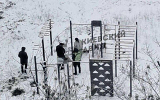 У Києві на спортивному майданчику повісився пенсіонер