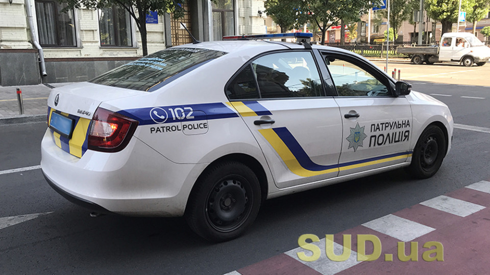 У Хмельницькому чоловік побив автомобіль патрульної поліції, що стояв у дворі