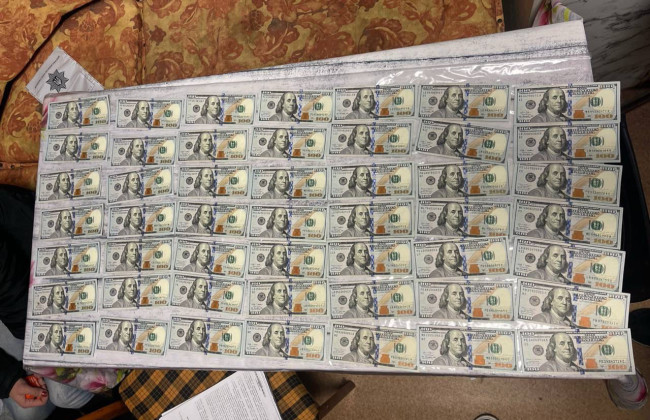 Заковали в наручники и отобрали более 2,2 млн гривен: в Киеве напали на мужчину