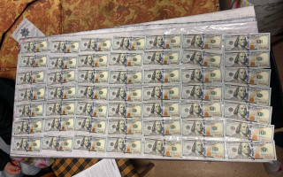 Заковали в наручники и отобрали более 2,2 млн гривен: в Киеве напали на мужчину