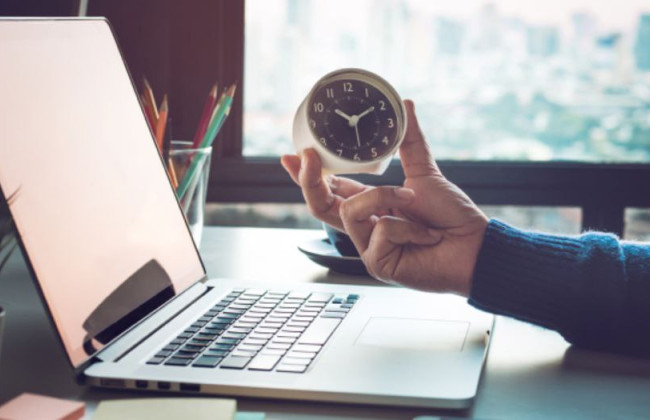 В Гоструда объяснили нюансы выплаты зарплаты работнику с нефиксированным рабочим временем