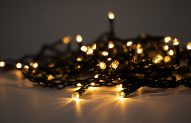 Время новогоднего чуда: как украсить жилище гирляндами безопасно