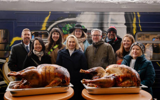 Посол США Брінк відправила індичок до Ізюму потягом, фото