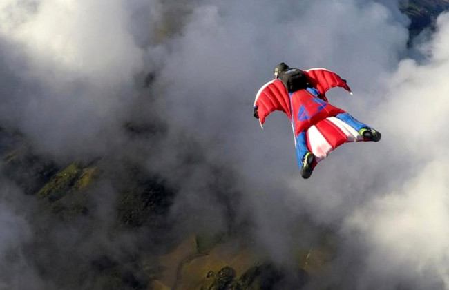 Во Франции судили пилота, который обезглавил вингсьютиста крылом самолета