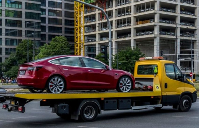 Суд признал действия инспектора по парковке, который забрал автомобиль на штрафную площадку, незаконными и обязал компенсировать водителю все расходы