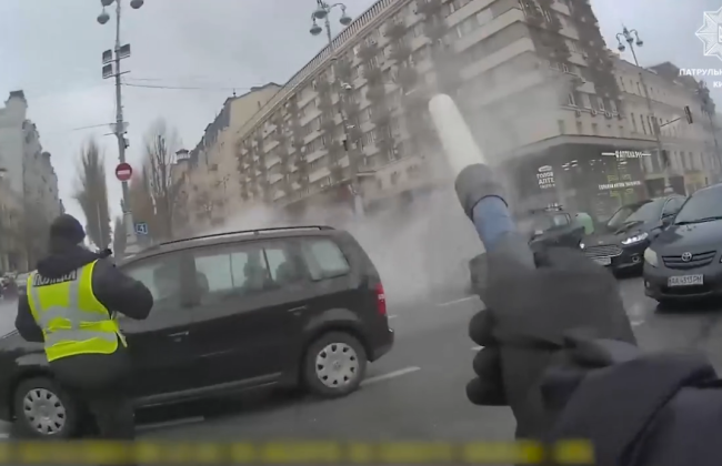 В Киеве в центре посреди дороги загорелся электроскутер: видео