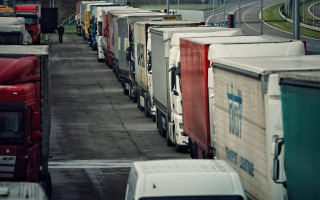 Украина организовывает эвакуацию водителей грузовиков, заблокированных с польской стороны границы