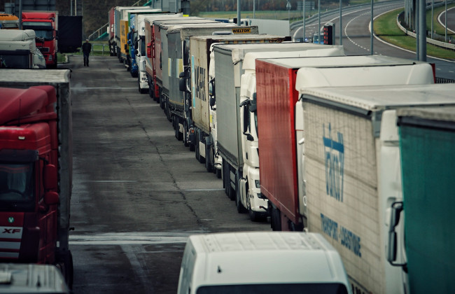 Украина организовывает эвакуацию водителей грузовиков, заблокированных с польской стороны границы