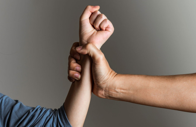 Суды при рассмотрении дел о домашнем насилии и насилии по признаку пола обяжут решать вопрос о направлении обидчиков на соответствующую программу