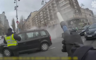 У Києві в центрі посеред дороги загорівся електроскутер: відео