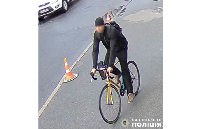 В Подольском районе Киева мужчина на велосипеде обливал прохожих красной краской