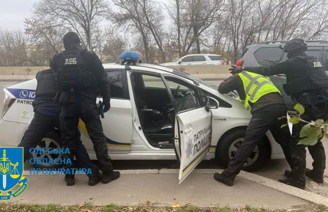 На Одещині патрульних затримали під час отримання хабаря від водія авто, фото