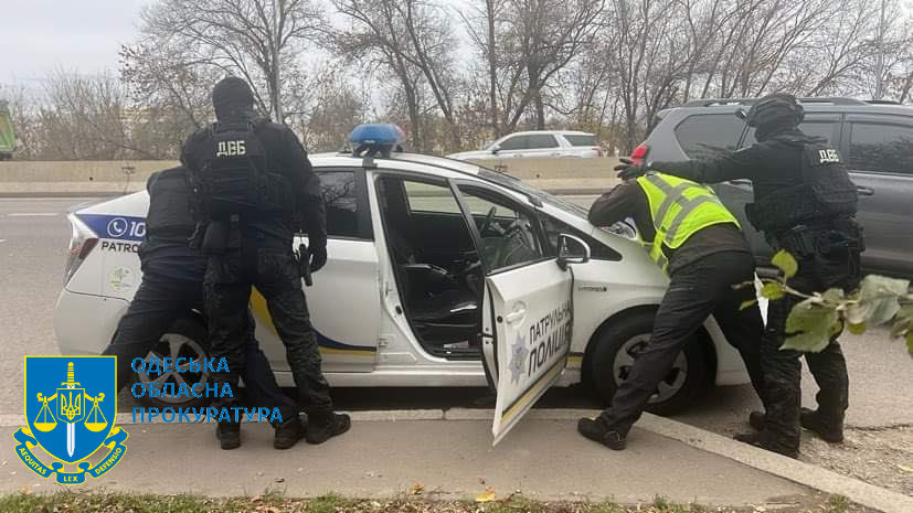 В Одесской области патрульных задержали во время получения взятки от водителя авто, фото