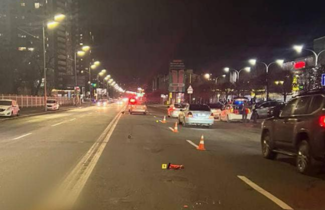 В Киеве водитель сбил патрульного и скрылся с места аварии