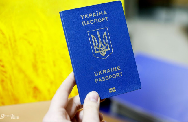 Украинцы за границей уже оформили около 600 тысяч паспортов: детали