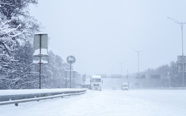 Київ  обмежує в'їзд транспорту через сильну хуртовину і снігові замети