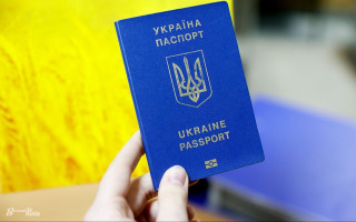 Украинцы за границей уже оформили около 600 тысяч паспортов: детали