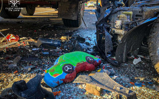 В Киеве произошло смертельное ДТП: легковушка столкнулась с грузовиком, фото