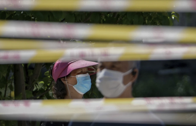 Власти Китая назвали причины вспышки респираторных заболеваний в стране