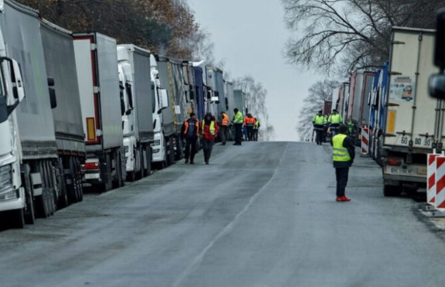 Польские перевозчики пригрозили заблокировать все пункты пропуска на границе с Украиной