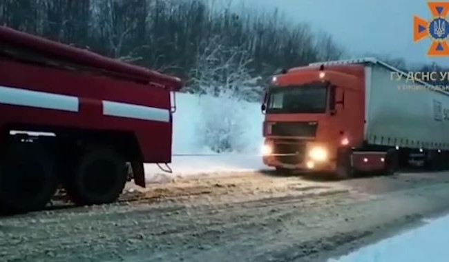 Непогода свирепствует в Украине: тысячи населенных пунктов без света, закрыты дороги