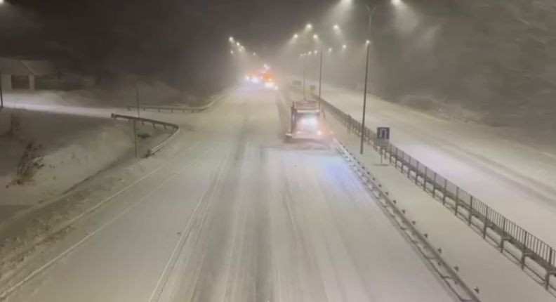 Снегопад, сильный ветер и гололед: непогода добралась до Киева