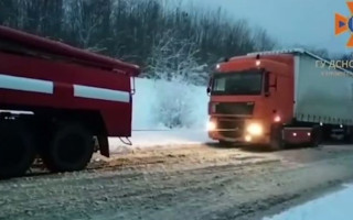 Негода лютує в Україні: тисячі населених пунктів без світла, закрито дороги